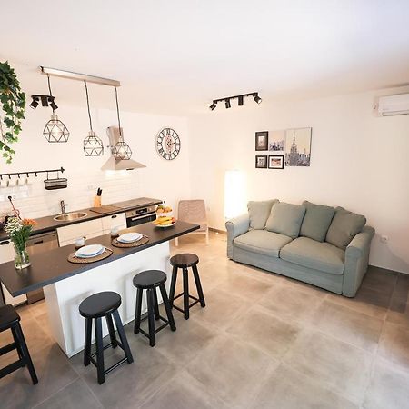 Old Road Apartment Vir Luaran gambar