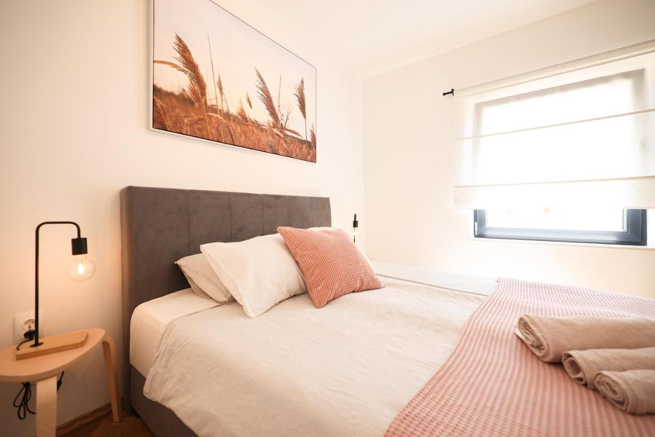Old Road Apartment Vir Luaran gambar
