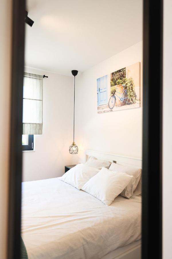 Old Road Apartment Vir Luaran gambar