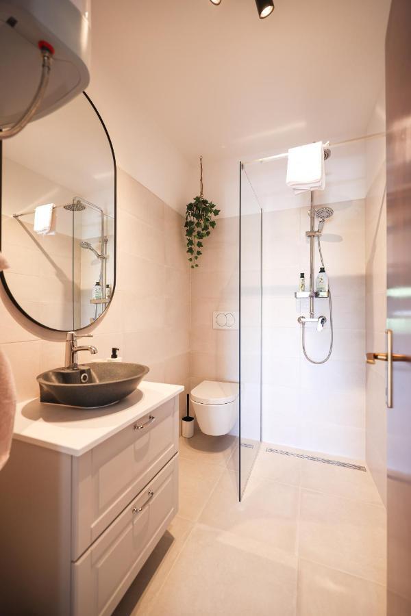 Old Road Apartment Vir Luaran gambar