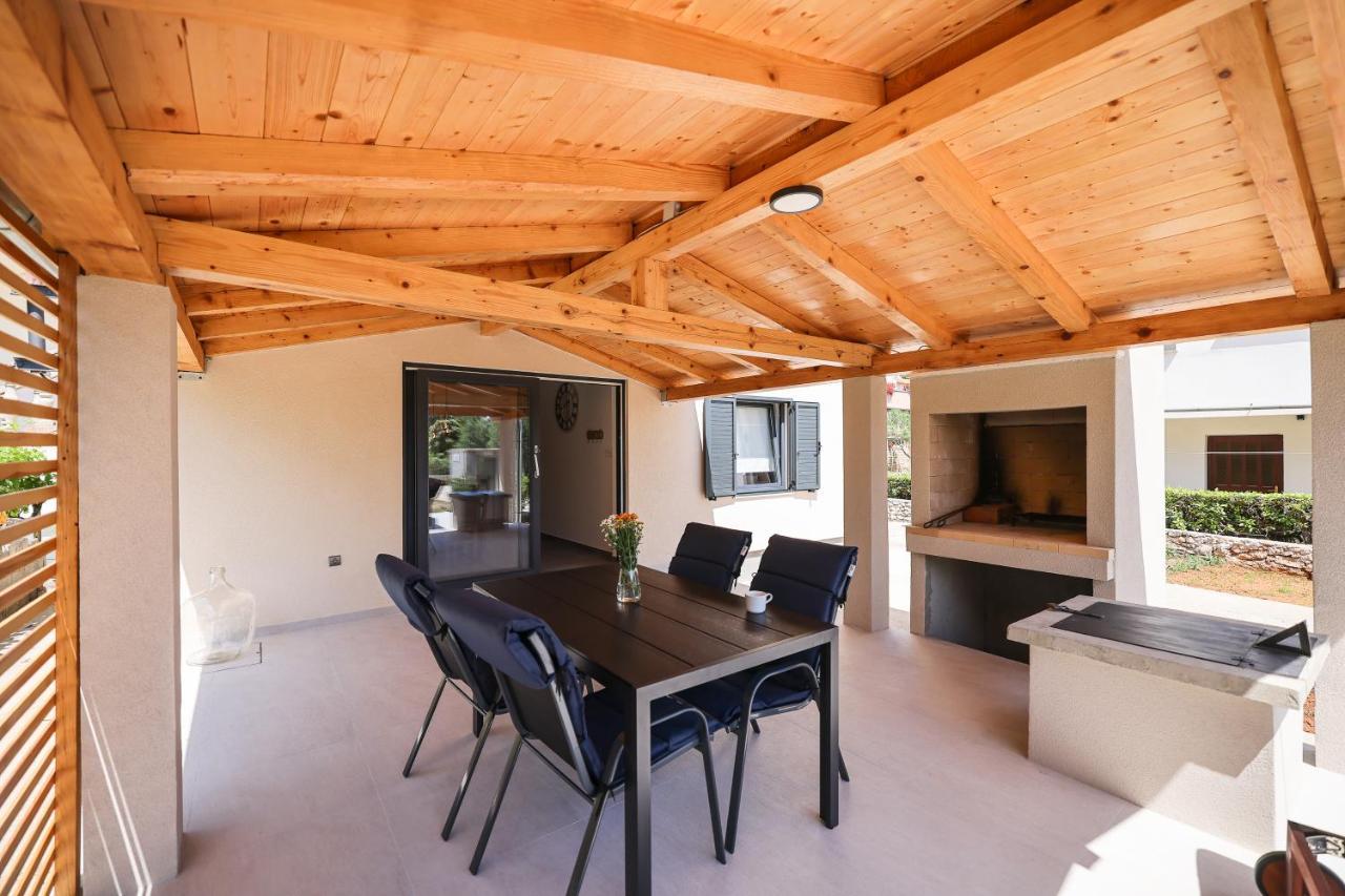 Old Road Apartment Vir Luaran gambar